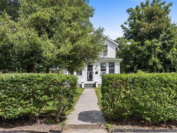 992 Roanoke Avenue , Riverhead, NY 11901
