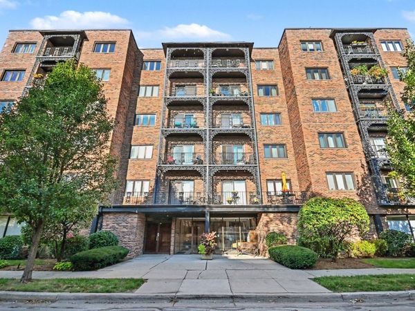 414 Clinton Place , Unit 206, River Forest, IL 60305