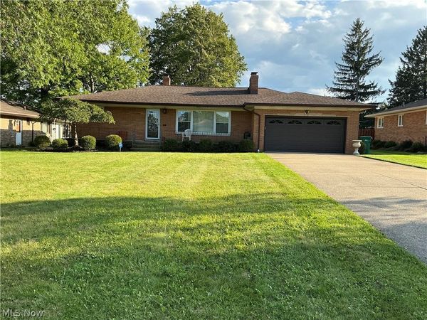952 E Parkhaven Drive, Seven Hills, OH 44131