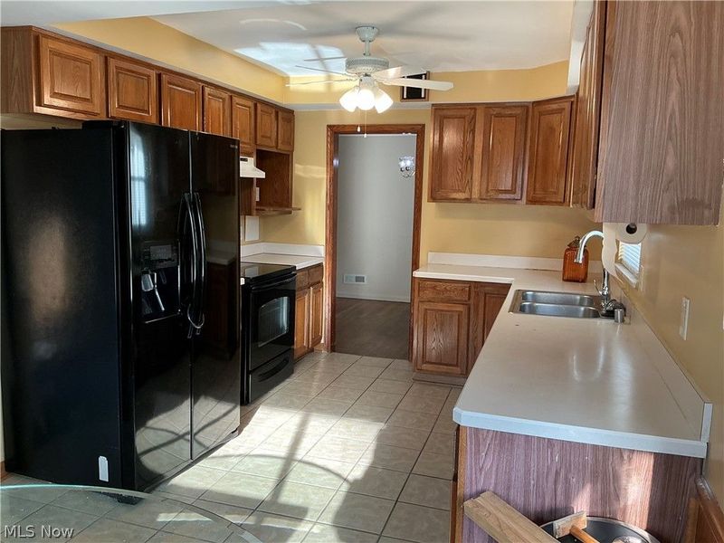 952 E Parkhaven Drive, Seven Hills, OH 44131 Photo 6