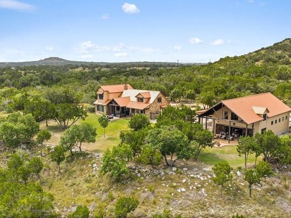 241 E Lynx CV, Blanco, TX 78606