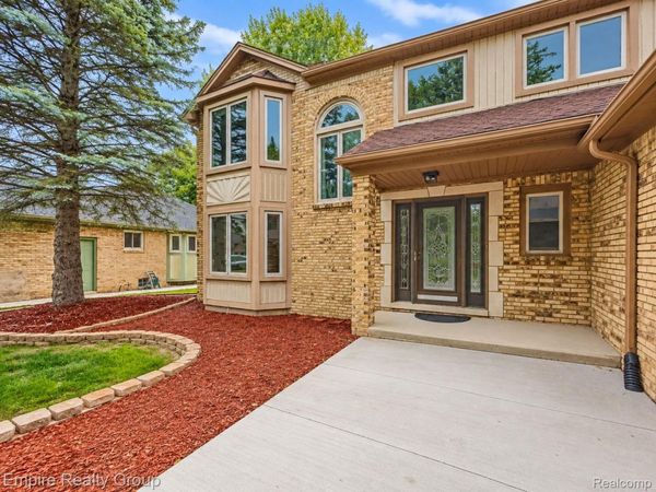 15699 Mountainside Drive , Macomb Township, Mi 48042