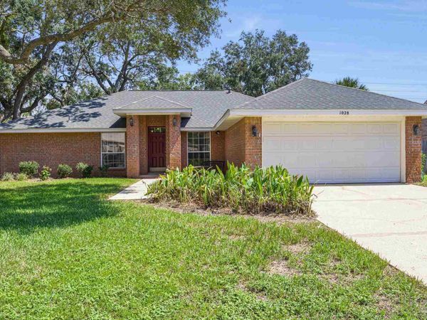 1028 Great Oaks Dr, Gulf Breeze, FL 32563