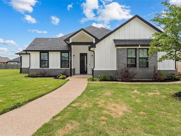 820 Forward Pass Drive, Hewitt, TX 76643
