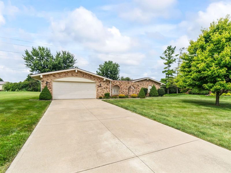 845 Burnside Drive, Tipp City, OH 45371 Photo 2