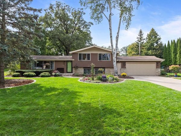 2663 WOODCREST DRIVE, Neenah, WI 54956