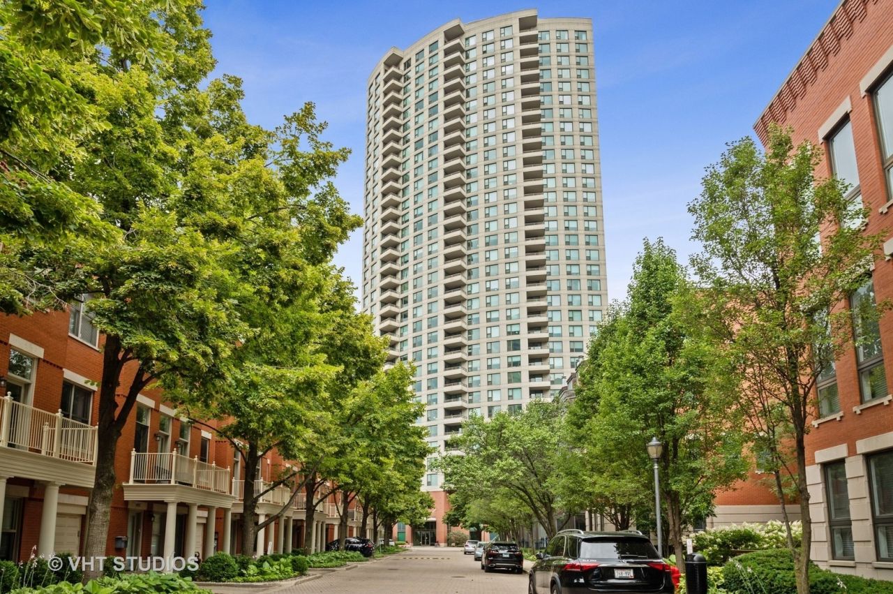 501 N Clinton Street, Unit 704, Chicago, IL 60654 Main Photo