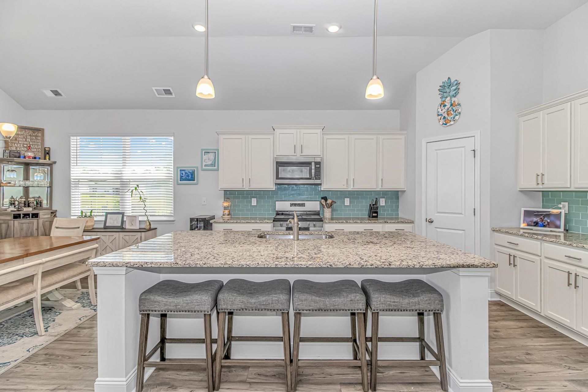 498 Mcalister Dr. Photo 8