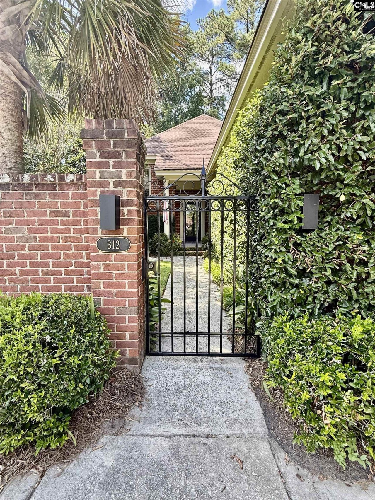 312 Bancroft Court  Photo 4