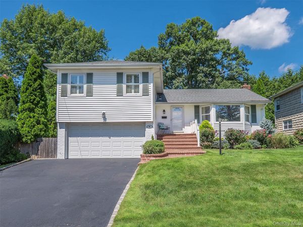 65 Essex Court , Port Washington, NY 11050