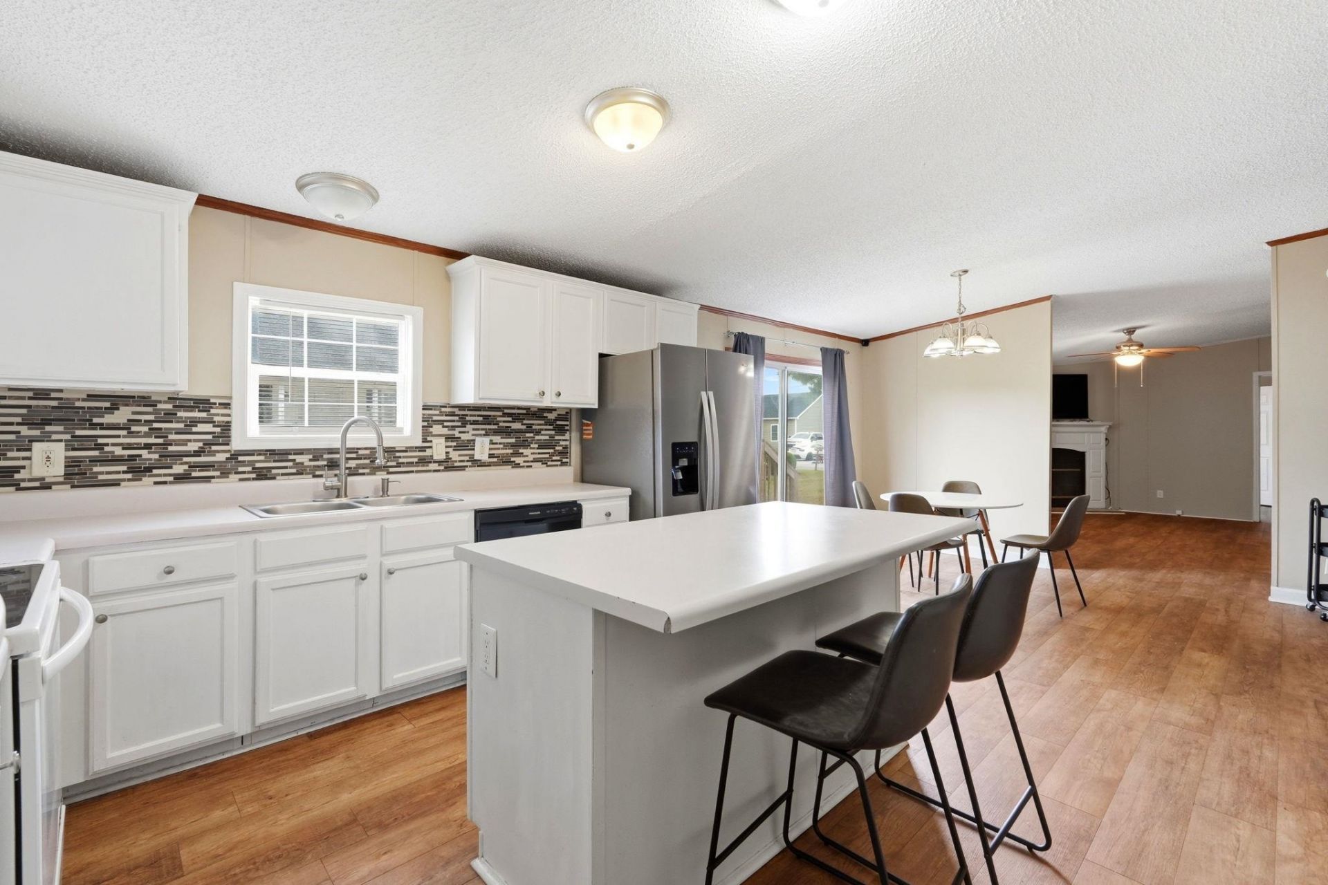 219 Weyburn St. Photo 11
