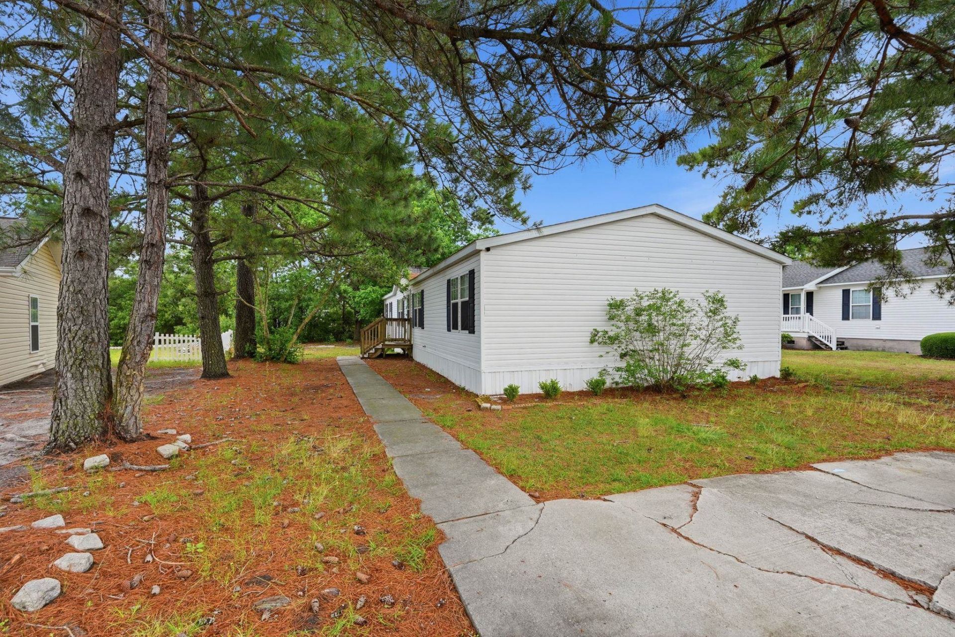 219 Weyburn St. Photo 35