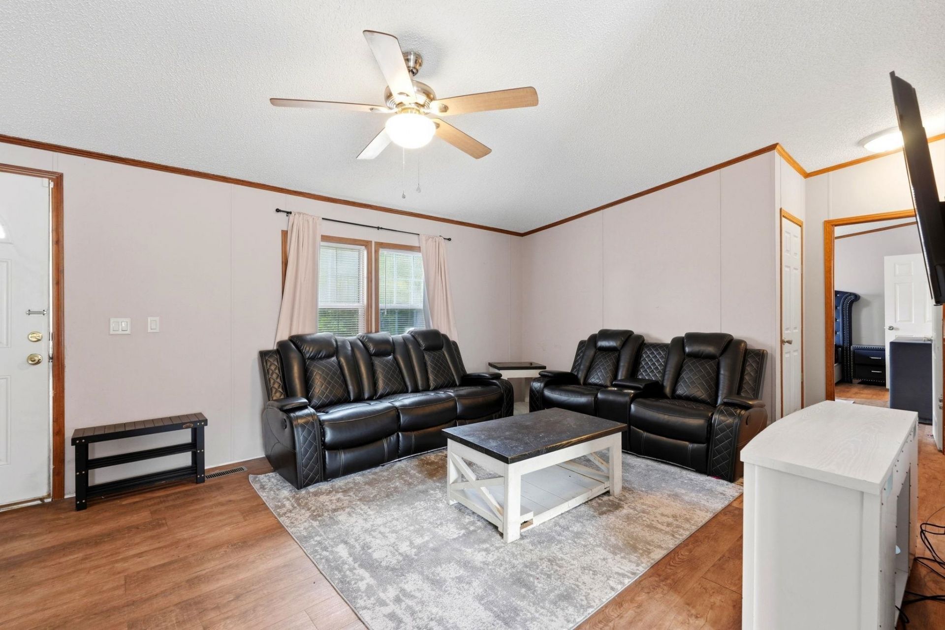 219 Weyburn St. Photo 4
