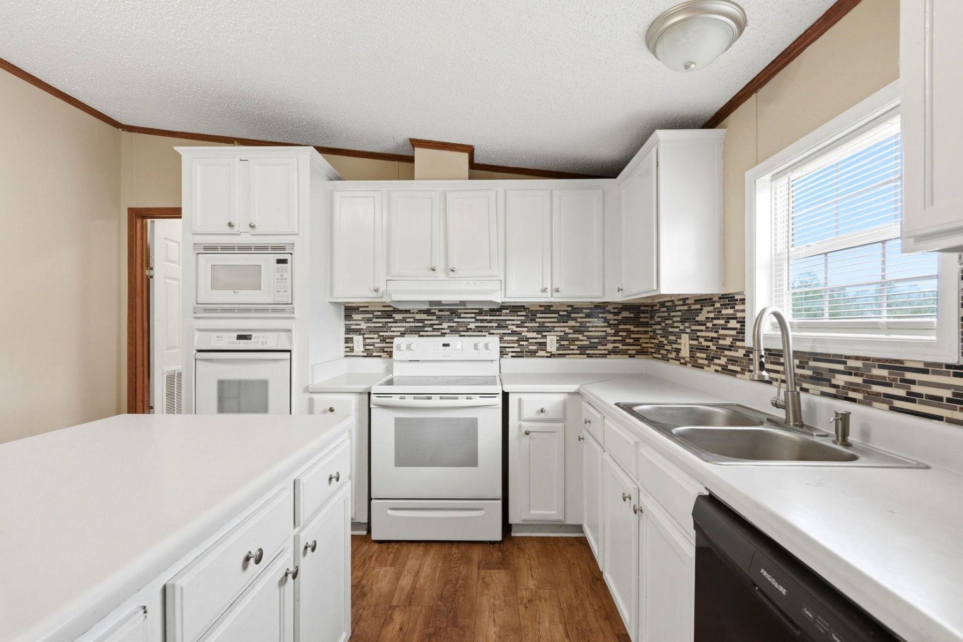 219 Weyburn St. Photo 8