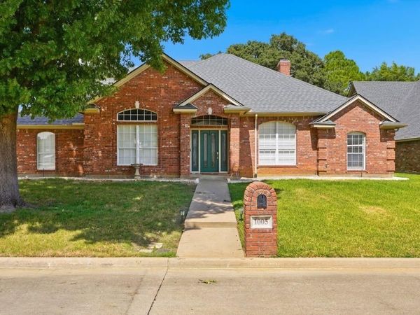 1005 Saint Andrews Drive , Mansfield, TX 76063