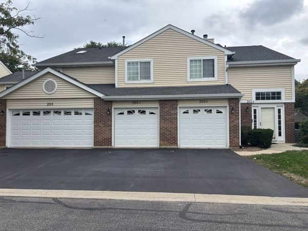 201 Brittany Drive, Unit A, Streamwood, IL 60107