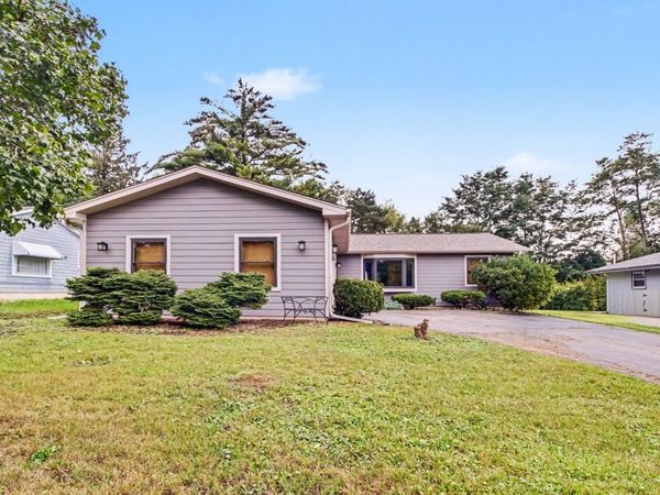 821 S Hough Street, Barrington, IL 60010