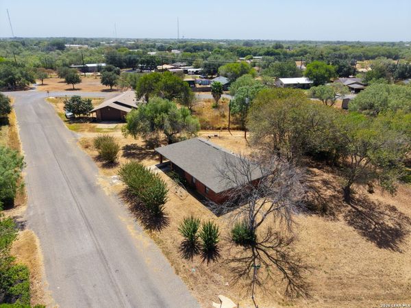 2826 TRAILS W, Pearsall, TX 78061