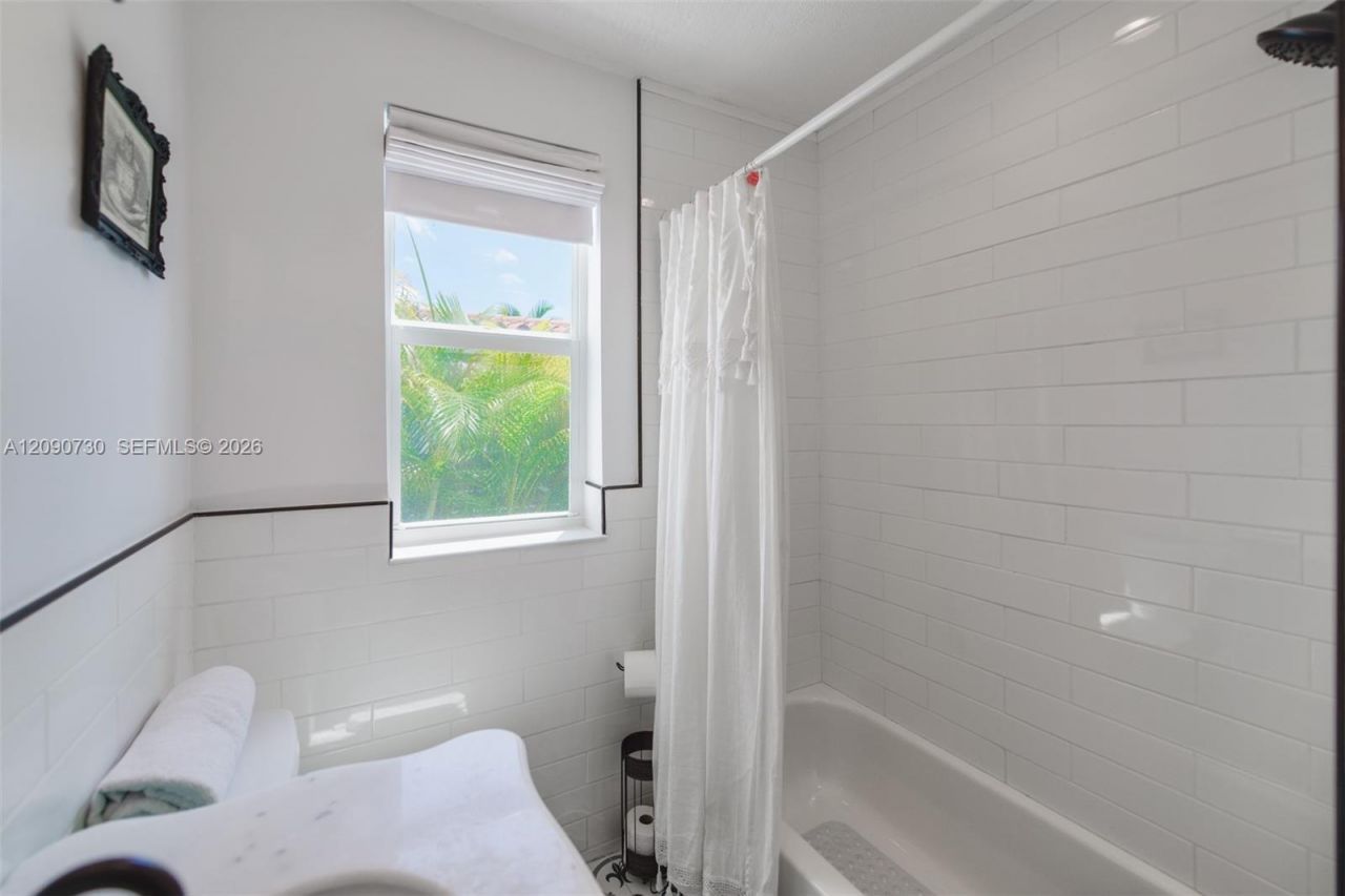 229 SW 19th Rd , Unit ., Miami, FL 33129 Photo