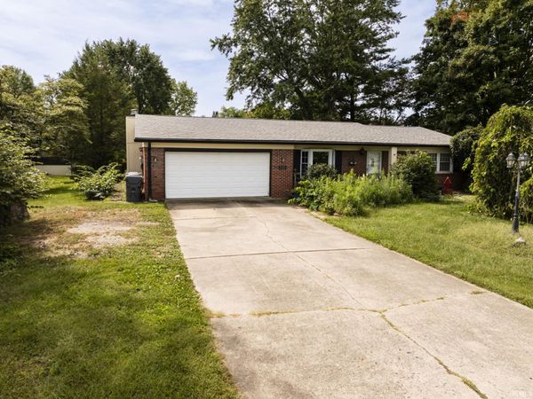 9305 W River Road, Yorktown, IN 47396