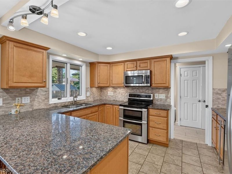 15847 Galemore Drive, Middleburg Heights, OH 44130 Photo 11