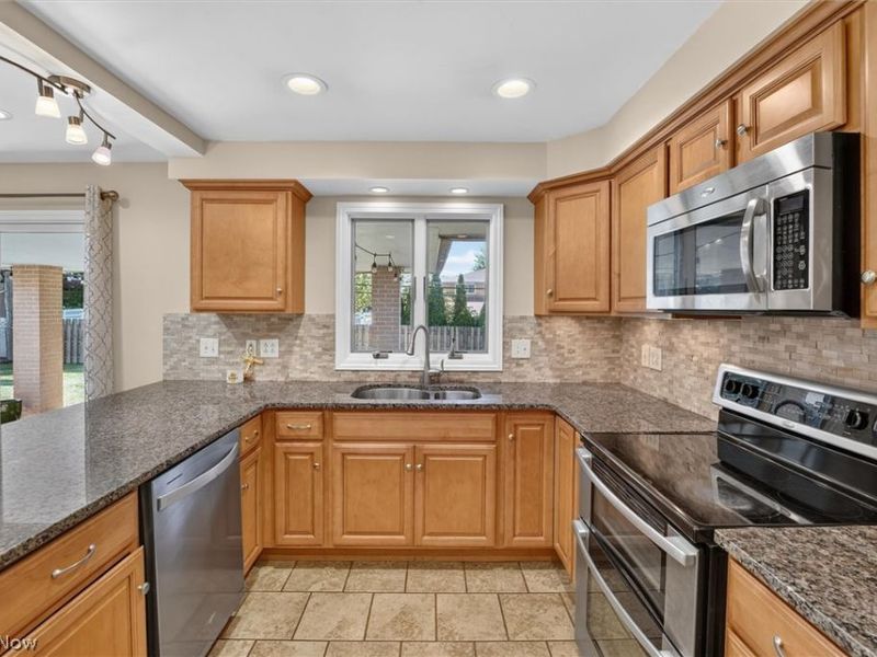 15847 Galemore Drive, Middleburg Heights, OH 44130 Photo 16