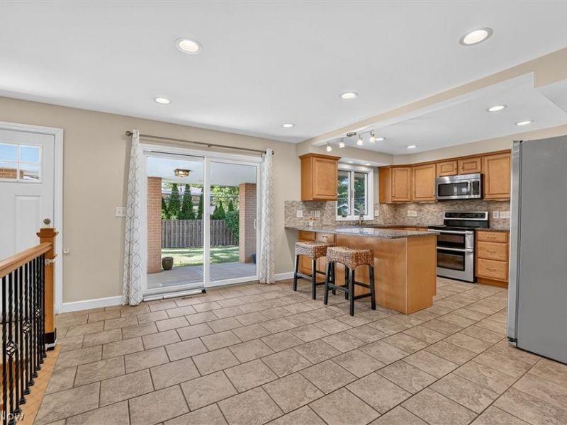 15847 Galemore Drive, Middleburg Heights, OH 44130 Photo 8