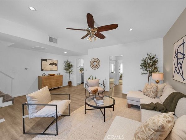 6540 Hayvenhurst Avenue, Unit 35, Lake Balboa, CA 91406