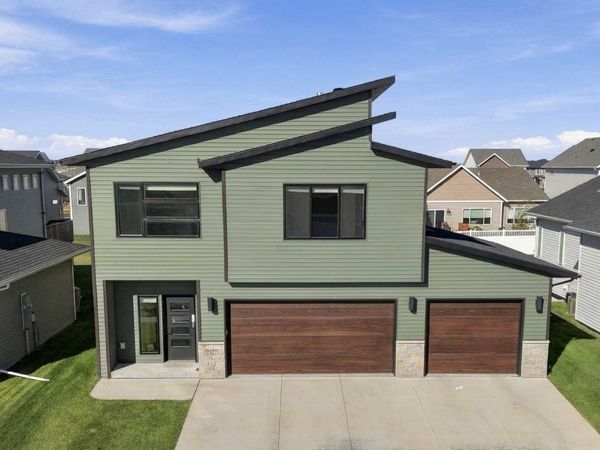 7327 Madelyn Lane S, Fargo, ND 58104