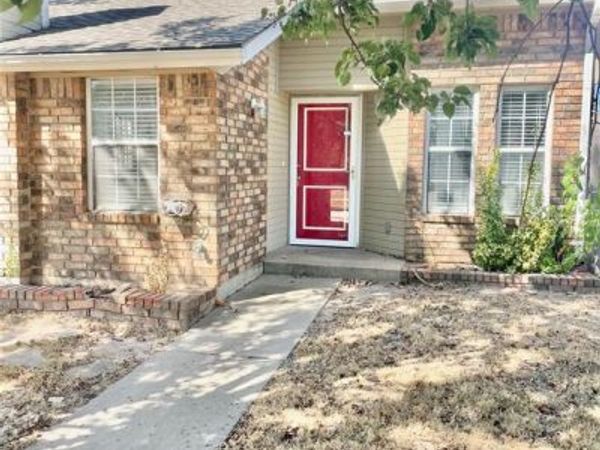 2137 Goodrich Drive, Moore, OK 73170