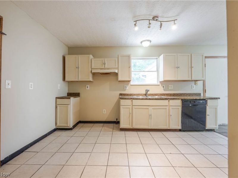 1404 Lakeview Road, Cleveland, OH 44112 Photo 11