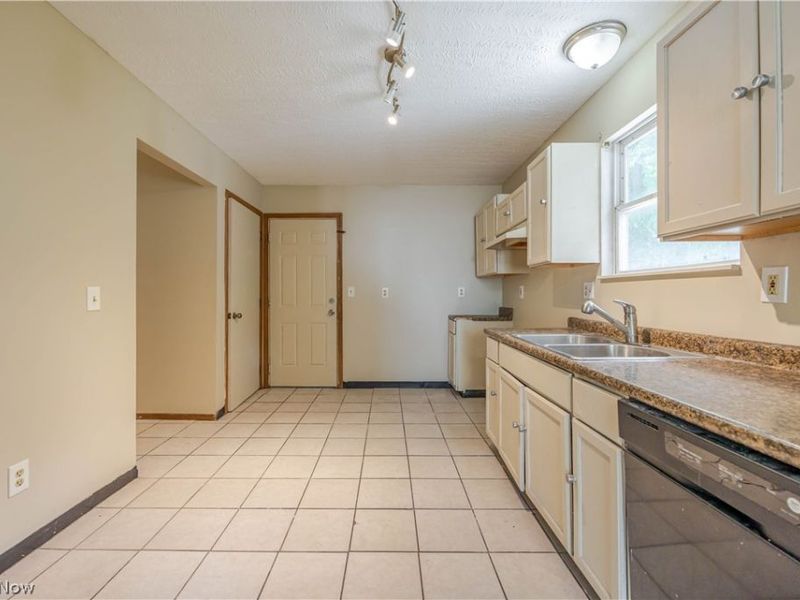 1404 Lakeview Road, Cleveland, OH 44112 Photo 12