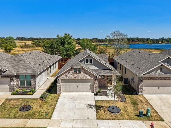 925 King Street , Aubrey, TX 76227
