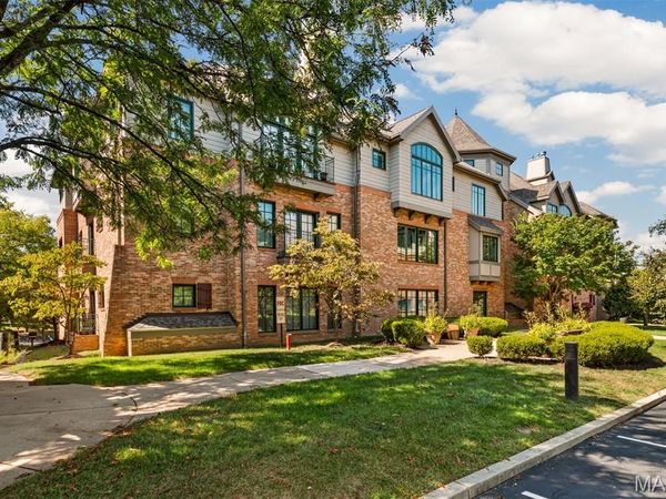 127 E Clinton Place, Unit 3B, Kirkwood, MO 63122