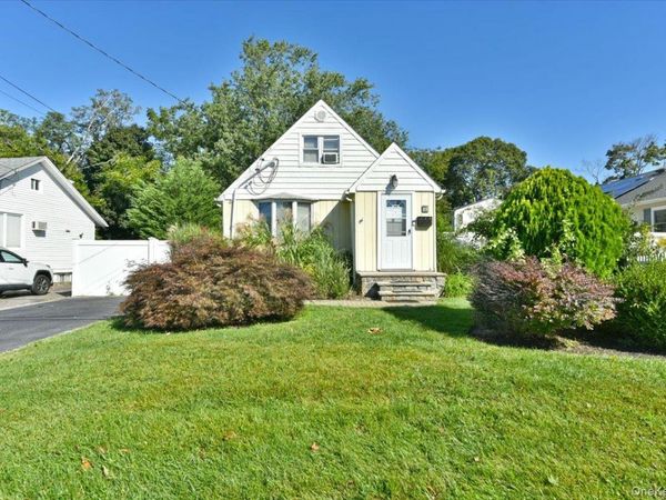 35 Montauk Drive , Bay Shore, NY 11706