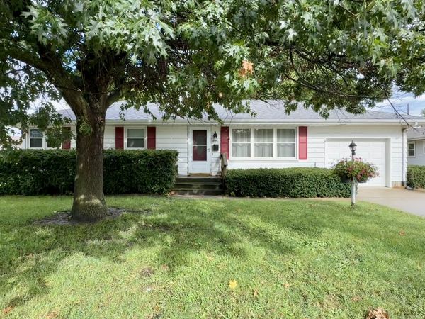 806 9th Street , Camanche, IA 52730