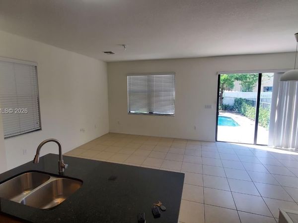 652 NE 191st Ter , Miami, FL 33179