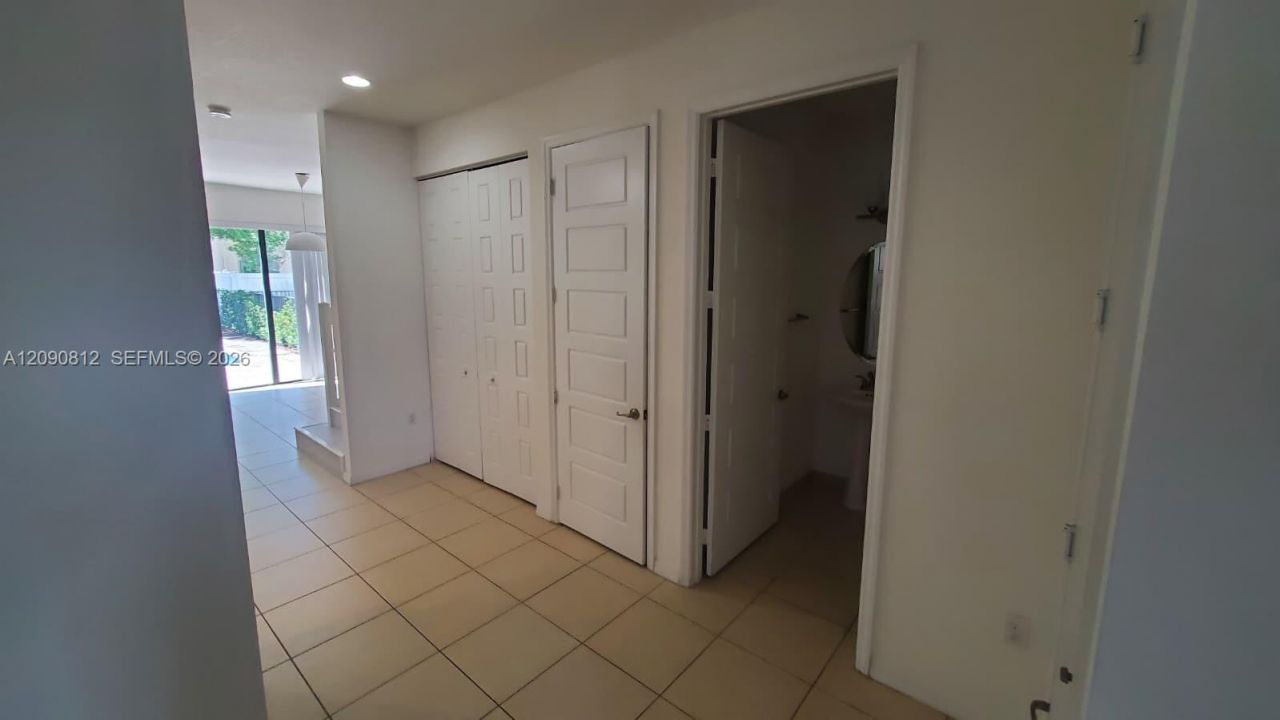 652 NE 191st Ter, Miami, FL 33179 Photo