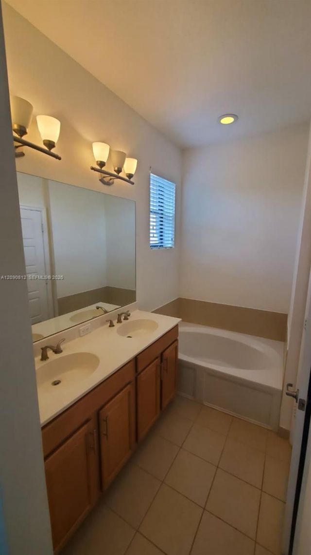 652 NE 191st Ter, Miami, FL 33179 Photo