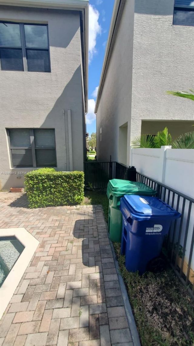 652 NE 191st Ter, Miami, FL 33179 Photo