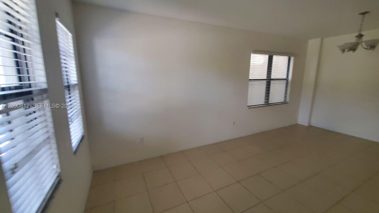 652 NE 191st Ter, Miami, FL 33179 Photo