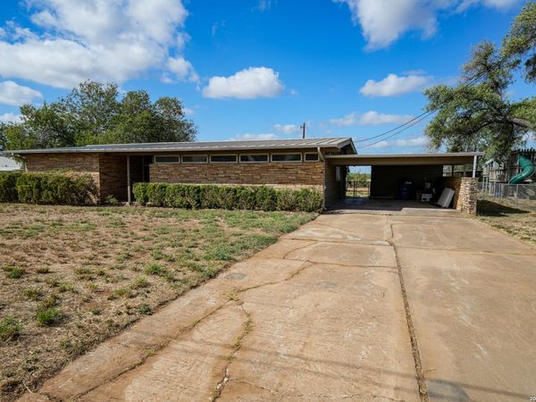 664 S Edwards Ave, Charlotte, TX 78011