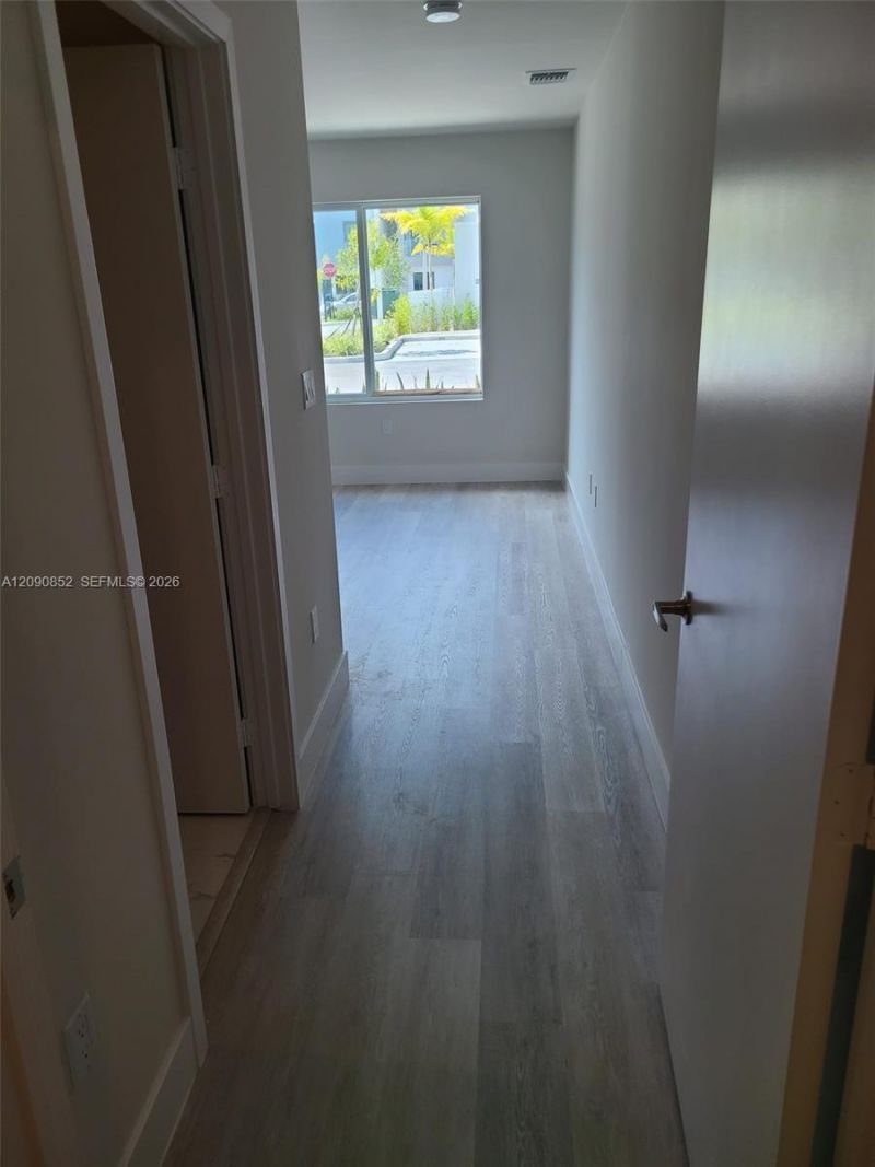 2555 NE 193 St , Unit 2114, Miami, FL 33180 Photo