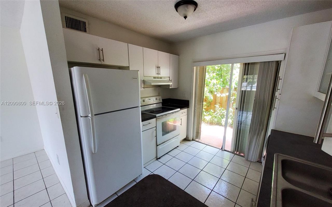 5810 W 18th Ln, Unit 101, Hialeah, FL 33012 Photo