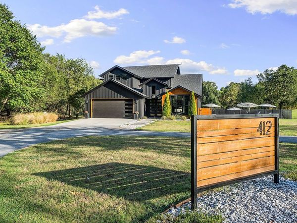 412 NW Cowan Avenue, Gentry, AR 72734