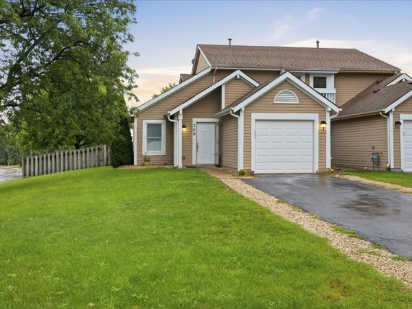 369 Trailside Court , Carol Stream, IL 60188