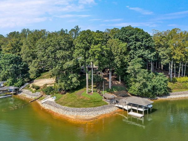 320 Halespoint DR , Moneta, VA 24121