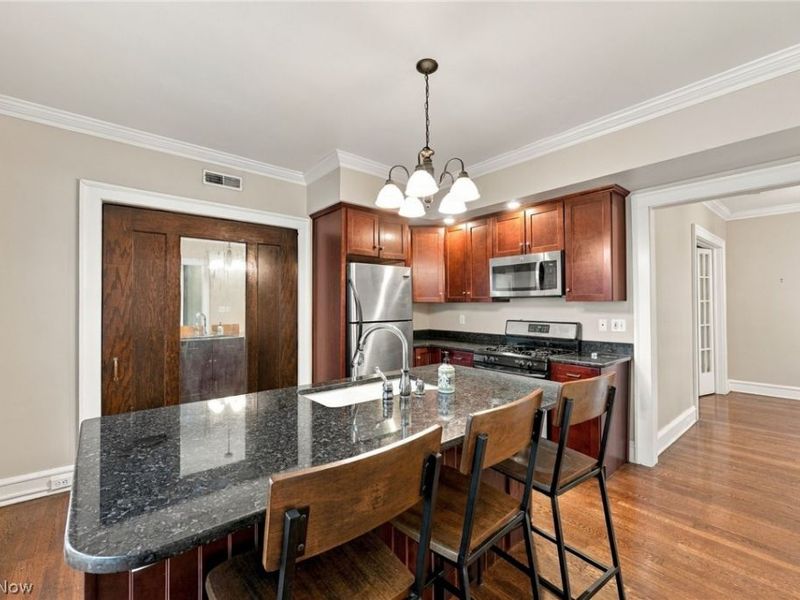 2469 Overlook Road, Unit 7, Cleveland Heights, OH 44106 Photo 2