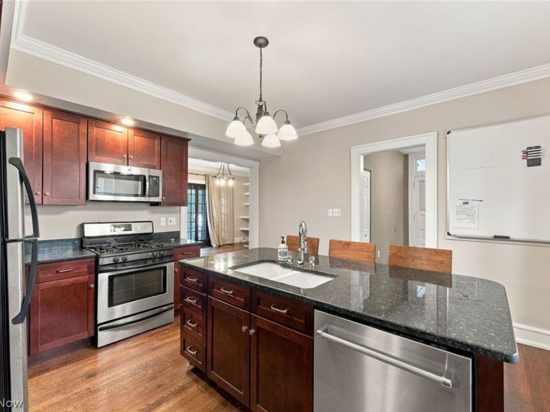2469 Overlook Road, Unit 7, Cleveland Heights, OH 44106 Photo 3