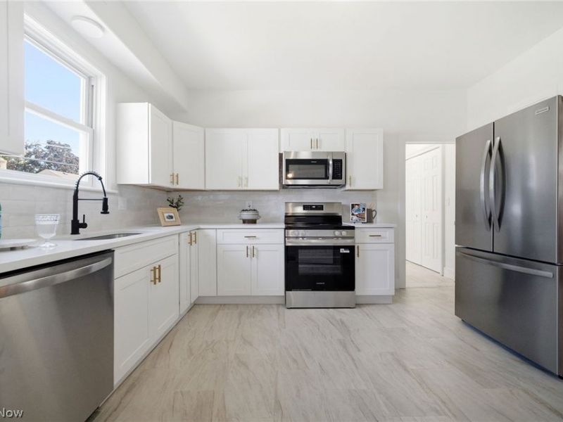 16200 Ernadale Avenue, Cleveland, OH 44111 Photo 9